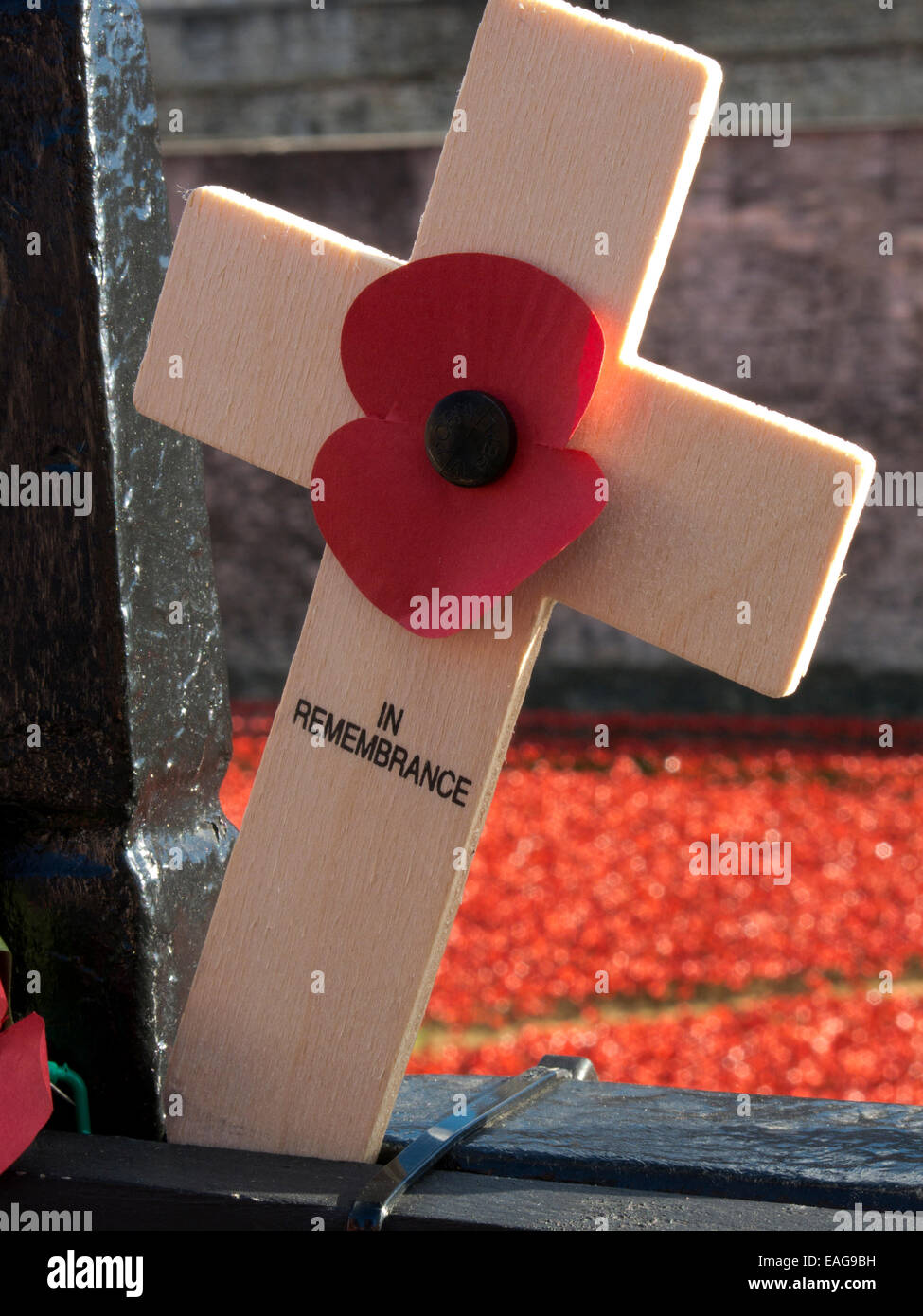 Nahaufnahme von veteran Kreuz, 2014 Keramik Mohn Display, Tower von London 1. Weltkrieg Centenary Stockfoto