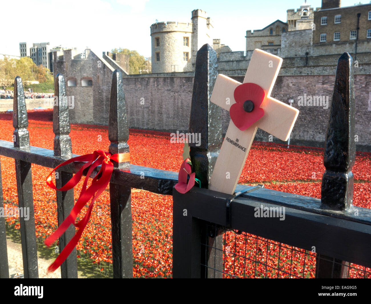 Nahaufnahme von veteran Kreuz in 2014 Keramik Mohn Display an den Tower of London als Symbol für den 1. Weltkrieg Centenary "Blut Stockfoto