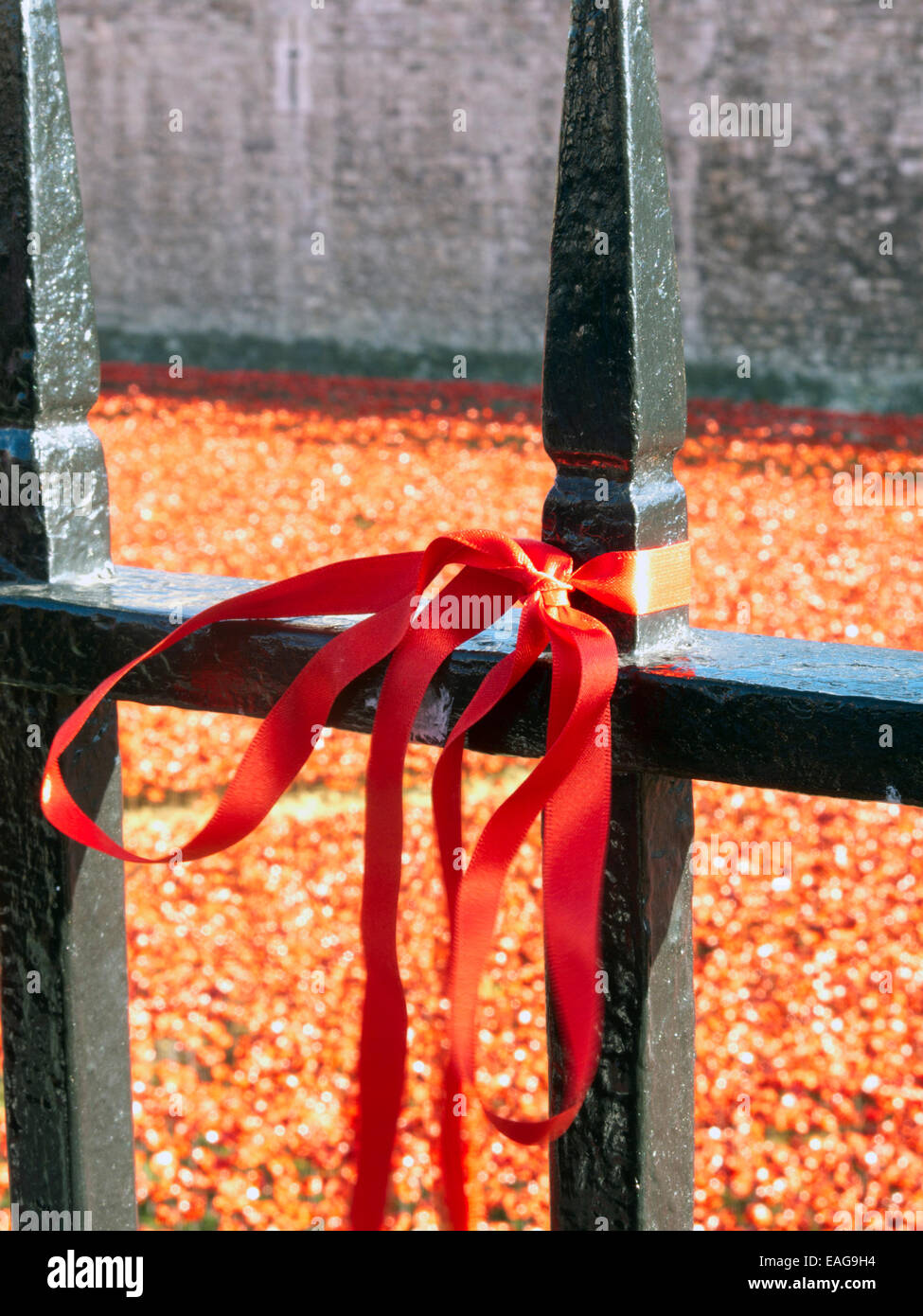 rote Schleife gebunden, Metallzaun, Tower of London Mohn Messe 2014 Stockfoto