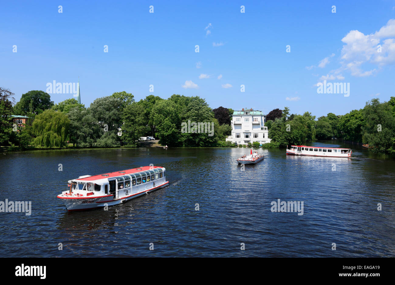 Passagier-Ausflugsschiff am Fluss Alster, Blick vom Krugkoppelbridge, Hamburg, Deutschland Stockfoto