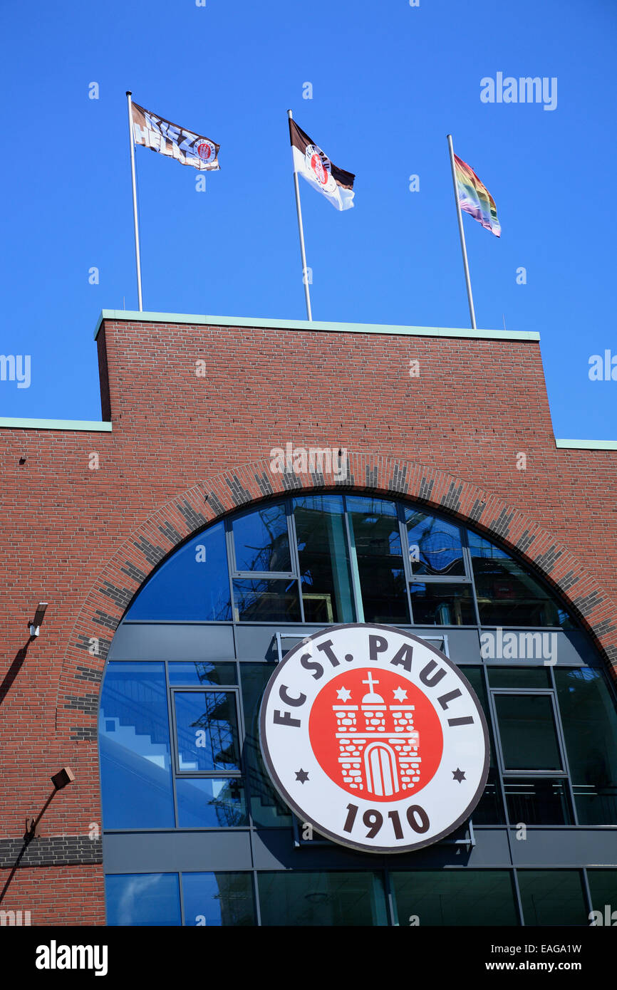 Neue Suedtribuene des Millerntor Stadiun mit Fahnen und ...