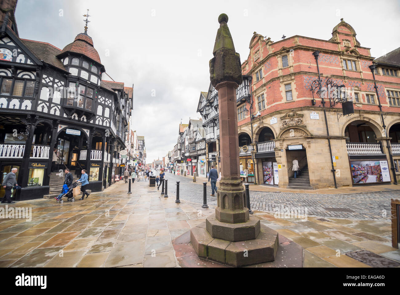 CHESTER, UK - Juni 9,2014: Stadtzentrum, Einkaufsmöglichkeiten in der Altstadt von Chester. Das Kreuz markiert das Zentrum der römischen Stadt. Stockfoto