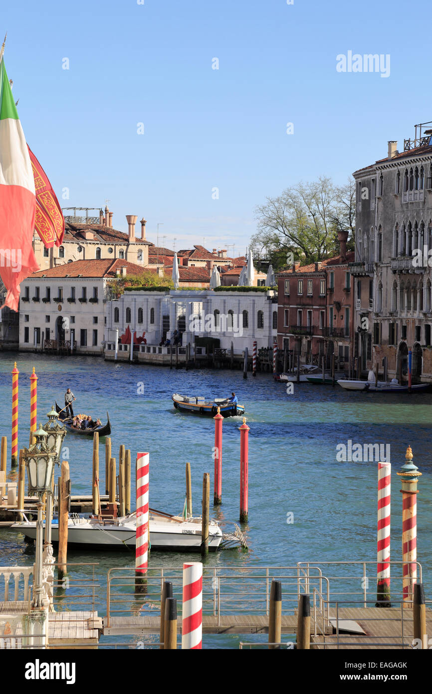 Peggy Guggenheim Collection Museum und den Grand Canal von der Accamedia Brücke, Venedig, Italien. Stockfoto