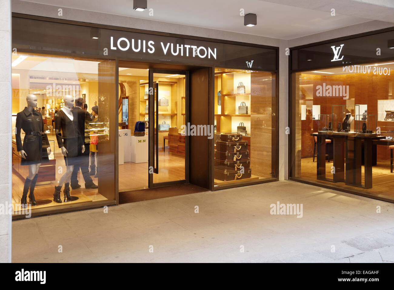 accent cement enkelt Im Louis Vuitton Store in Venedig, Italien Stockfotografie - Alamy
