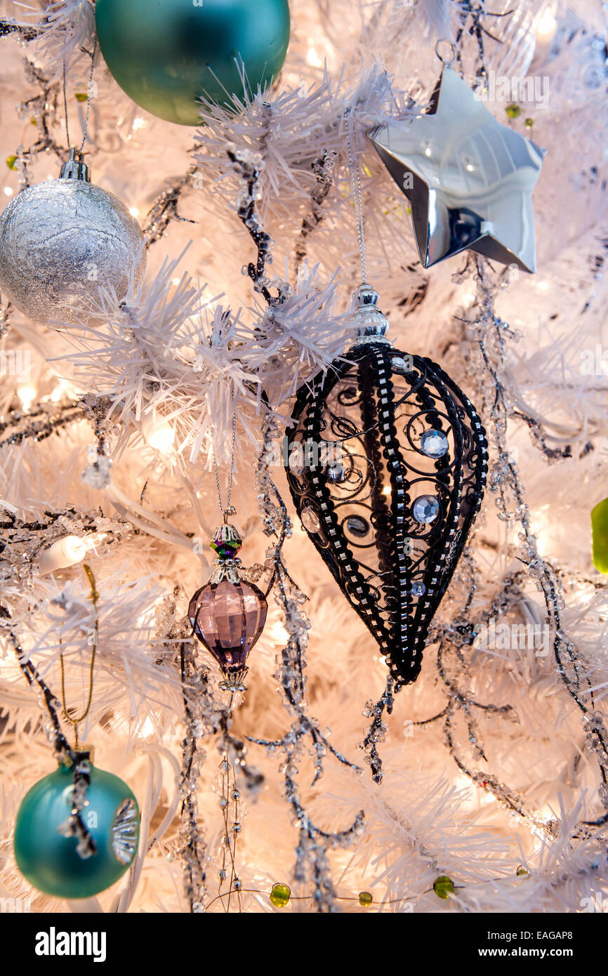 Detail eines Weihnachtsbaumes, Dekoration und Beleuchtung. Stockfoto