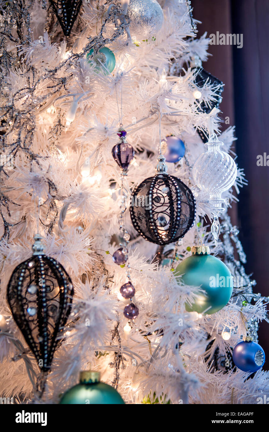 Detail eines Weihnachtsbaumes, Dekoration und Beleuchtung. Stockfoto