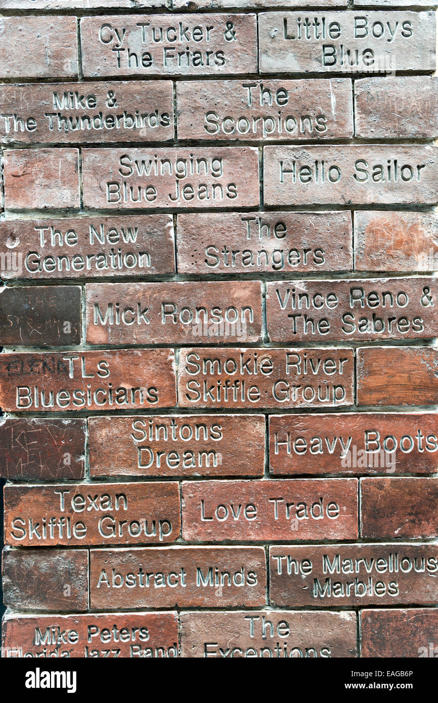 LIVERPOOL, ENGLAND - 8. Juni 2014: Der Cavern Wall of Fame in der Mathew Street, Liverpool. Der Cavern Club ist ein Rock'n'Roll-club Stockfoto