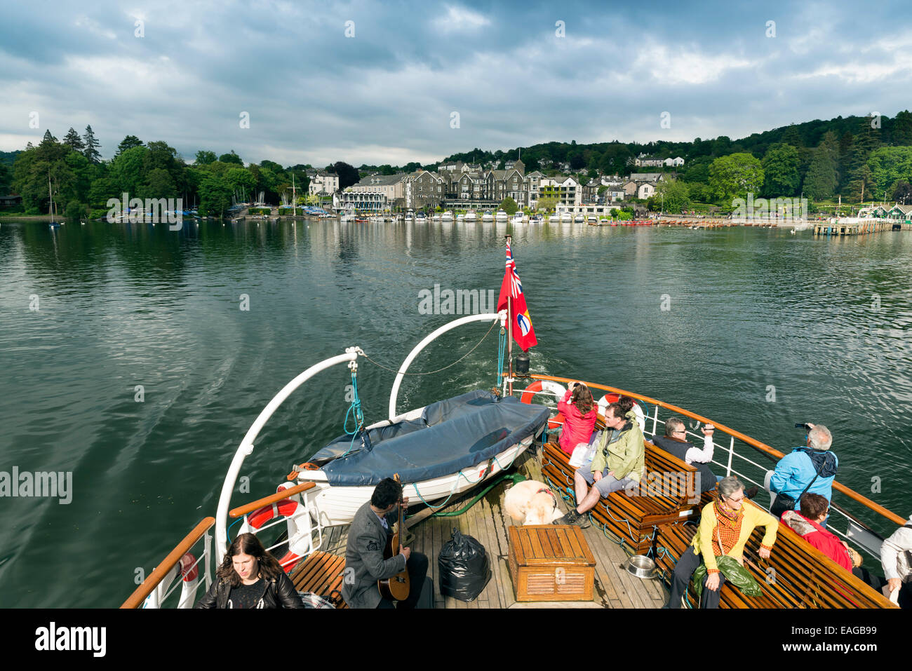 LAKE WINDERMERE, CUMBRIA, ENGLAND - 9. Juni 2014: Leute in Teal Schiff im Lake District National Park in Lake Windermere, Cumbria Stockfoto