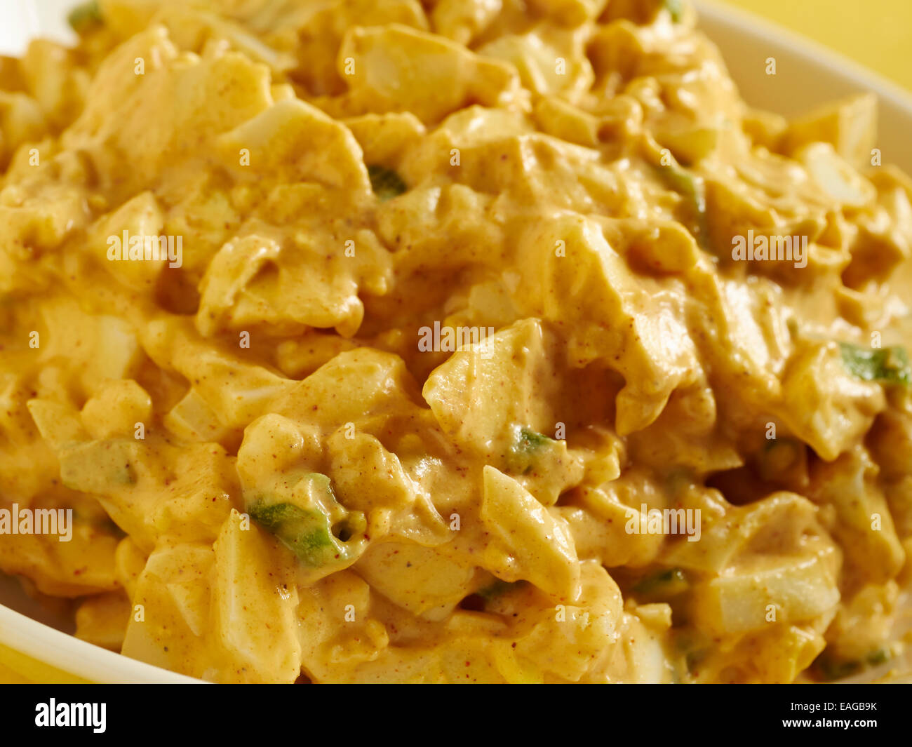 Schüssel mit Eiersalat Stockfoto