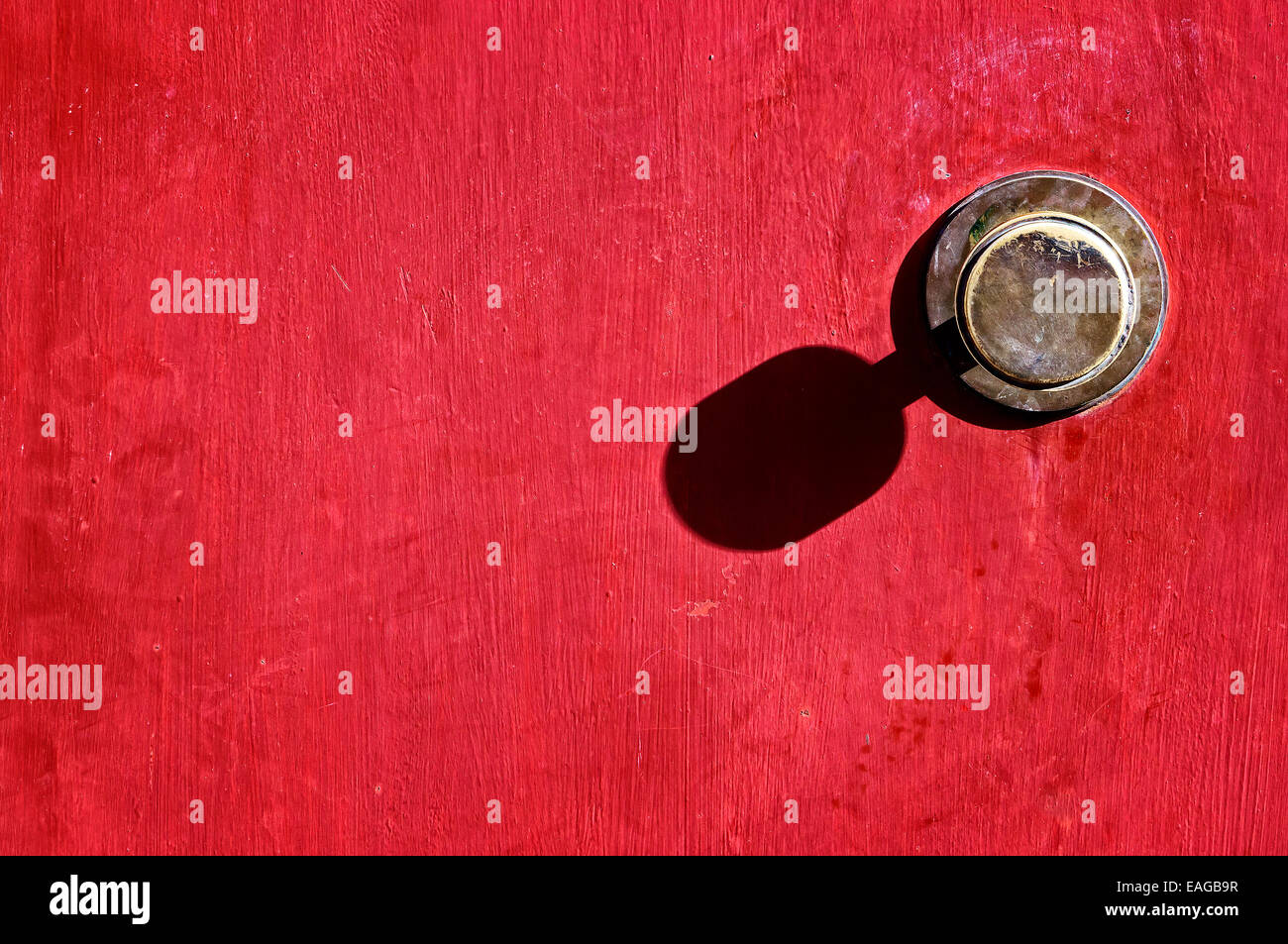alten Türgriff auf rote Tür mit Textfreiraum Stockfoto