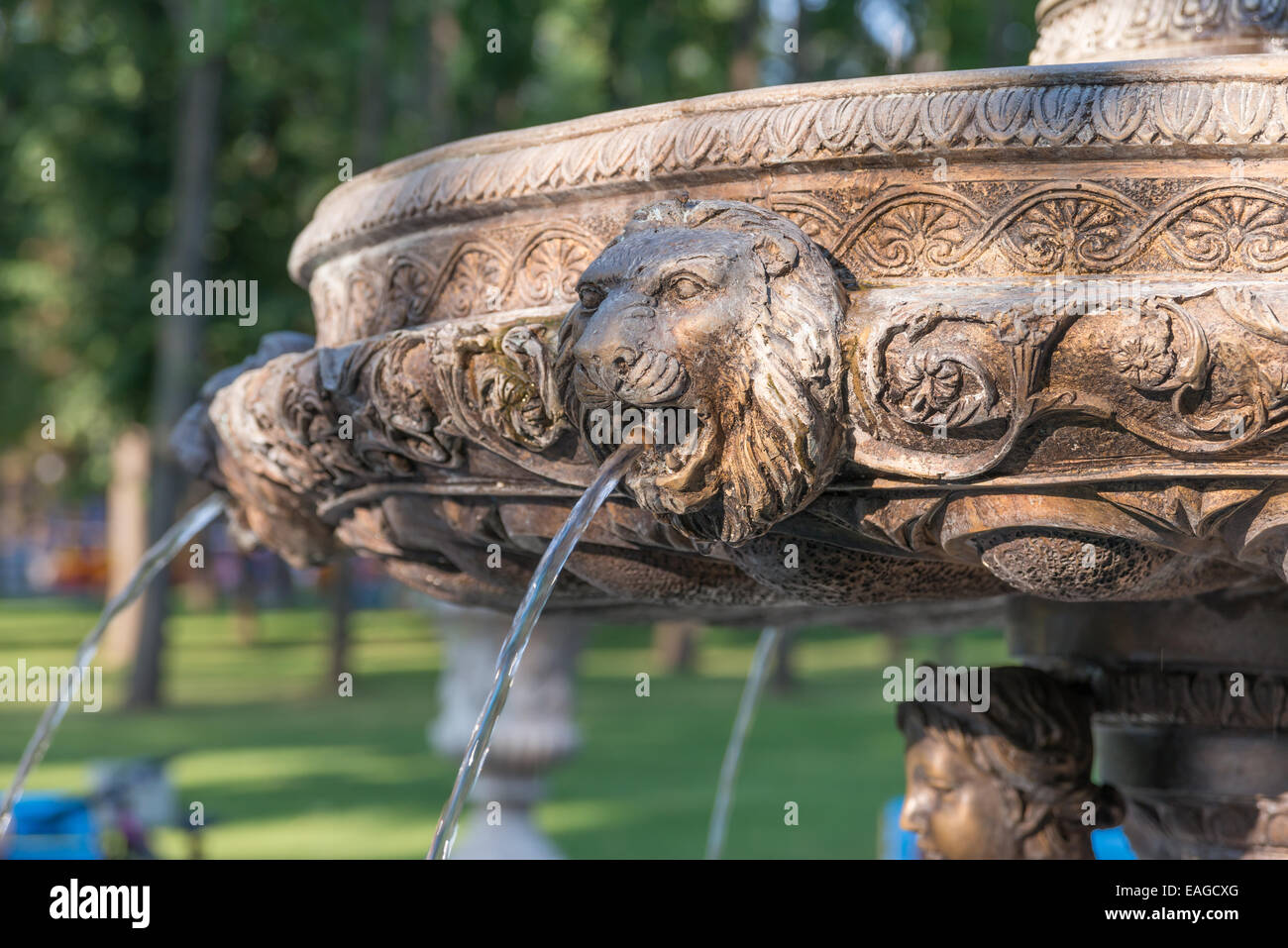Bronze und Marmor Brunnen arbeiten in einem park Stockfoto