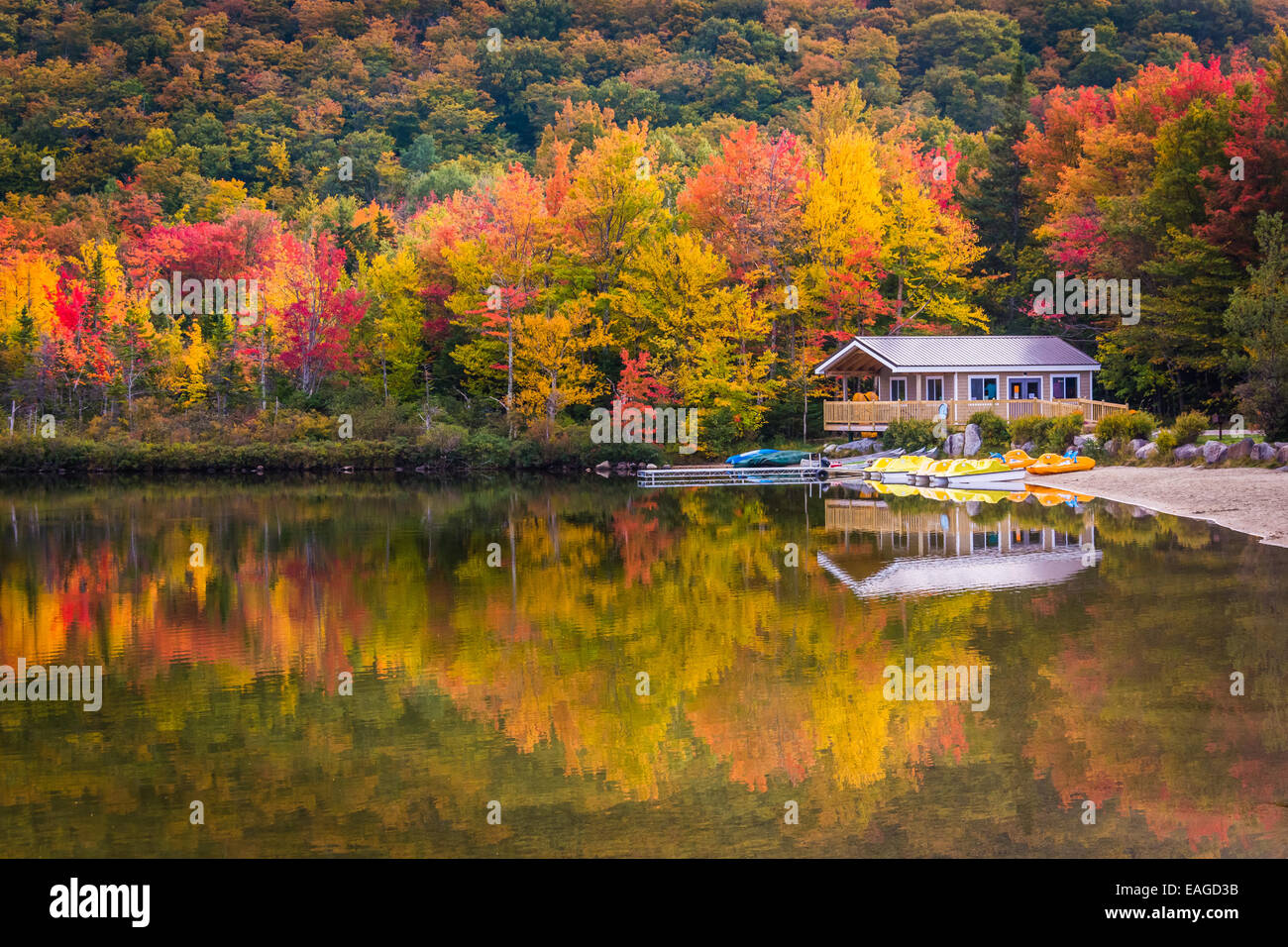 Bootshaus und Herbst Farben reflektieren im Echo Lake, im Franconia Notch State Park, New Hampshire. Stockfoto