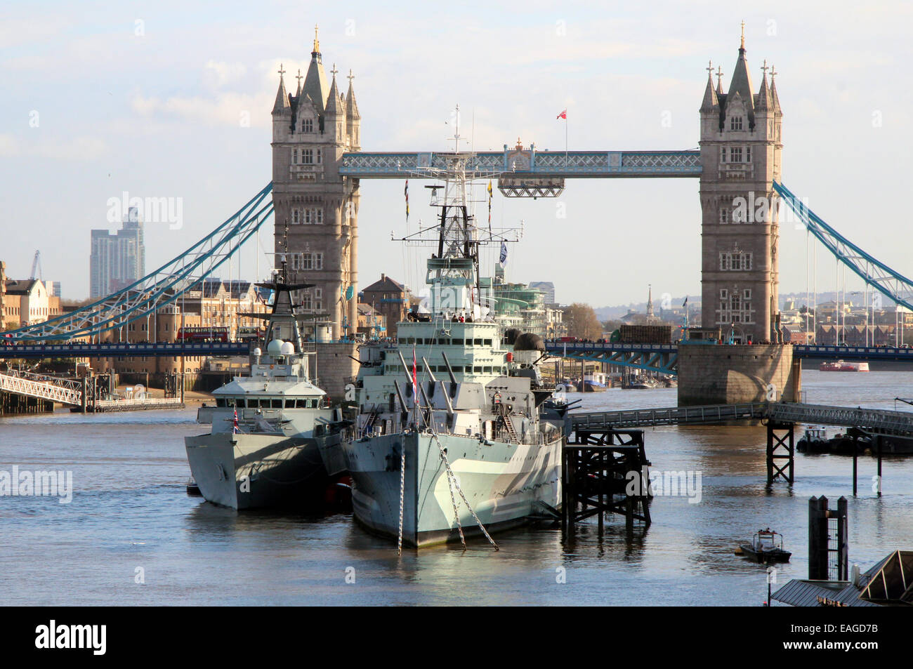 Das historische Kriegsschiff HMS Belfast vor Anker in der Themse, London.  Eine aktuelle Schiff HMS Severn ist neben festgemacht. Stockfoto