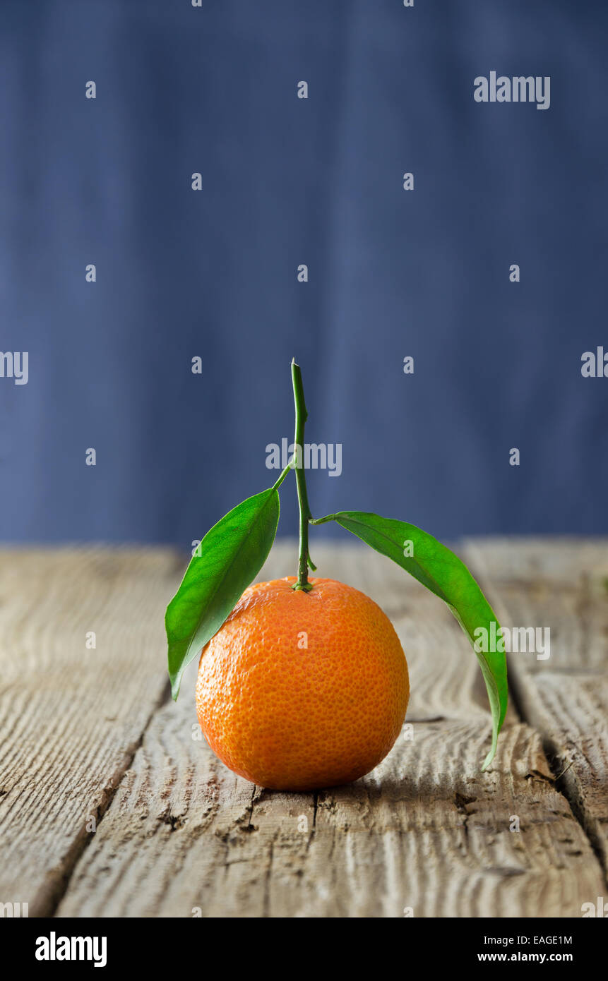 Einzelne reifen Mandarine auf Holztisch mit Textfreiraum Stockfoto