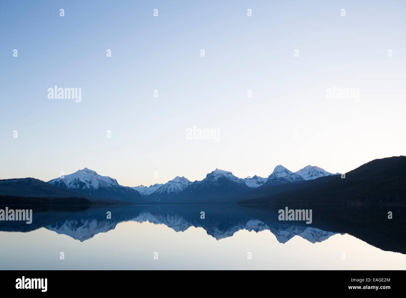 Ein ruhiger Morgen vor Sonnenaufgang am Lake McDonald in Glacier Nationalpark. Stockfoto