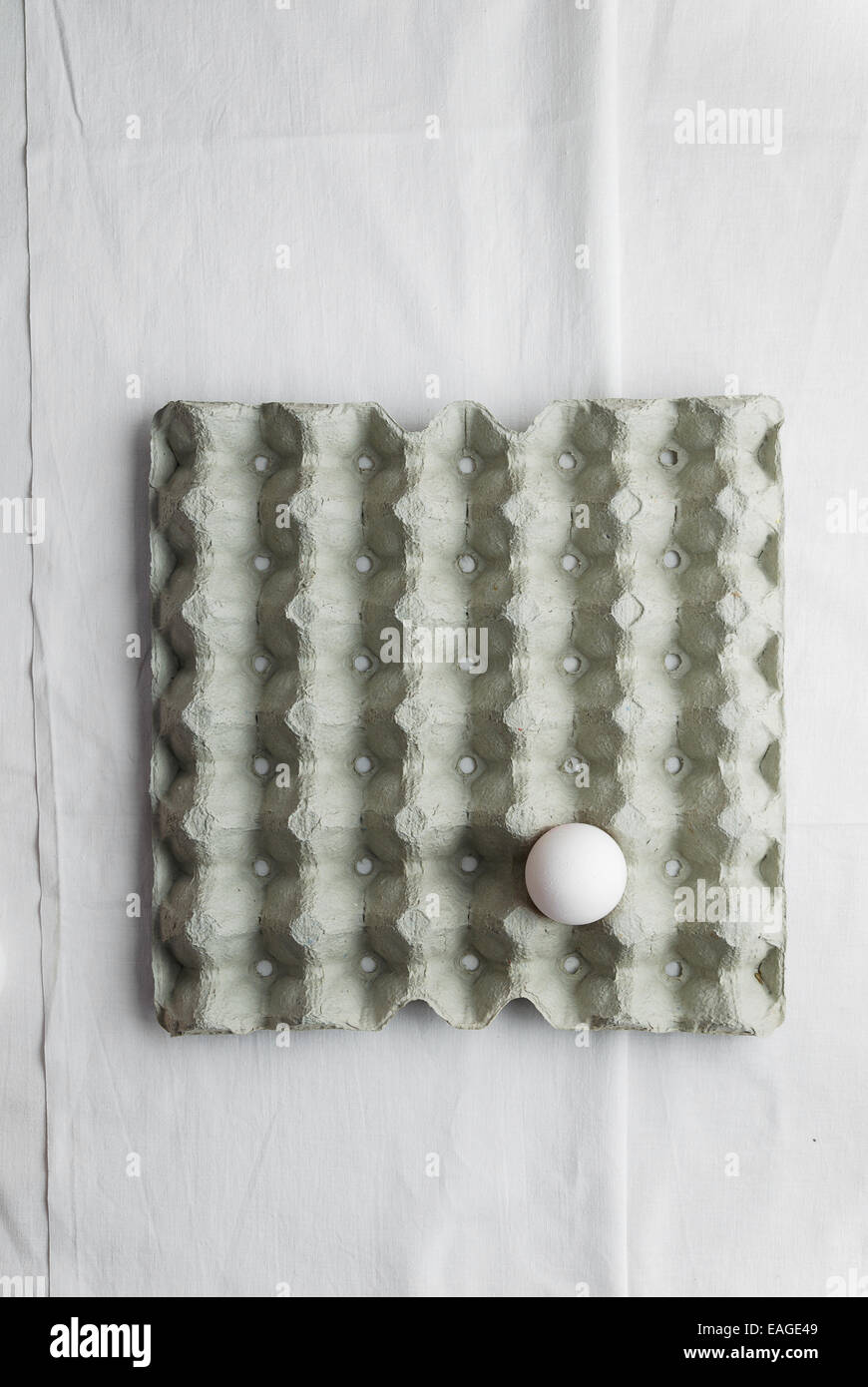 Einziges Ei in Schalung über weißes Tuch über Ansicht Stockfoto