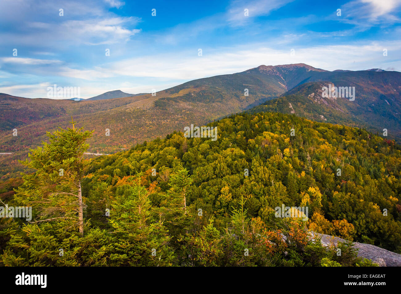 Frühherbst Blick vom kahlen Berge, im Franconia Notch State Park, New Hampshire. Stockfoto