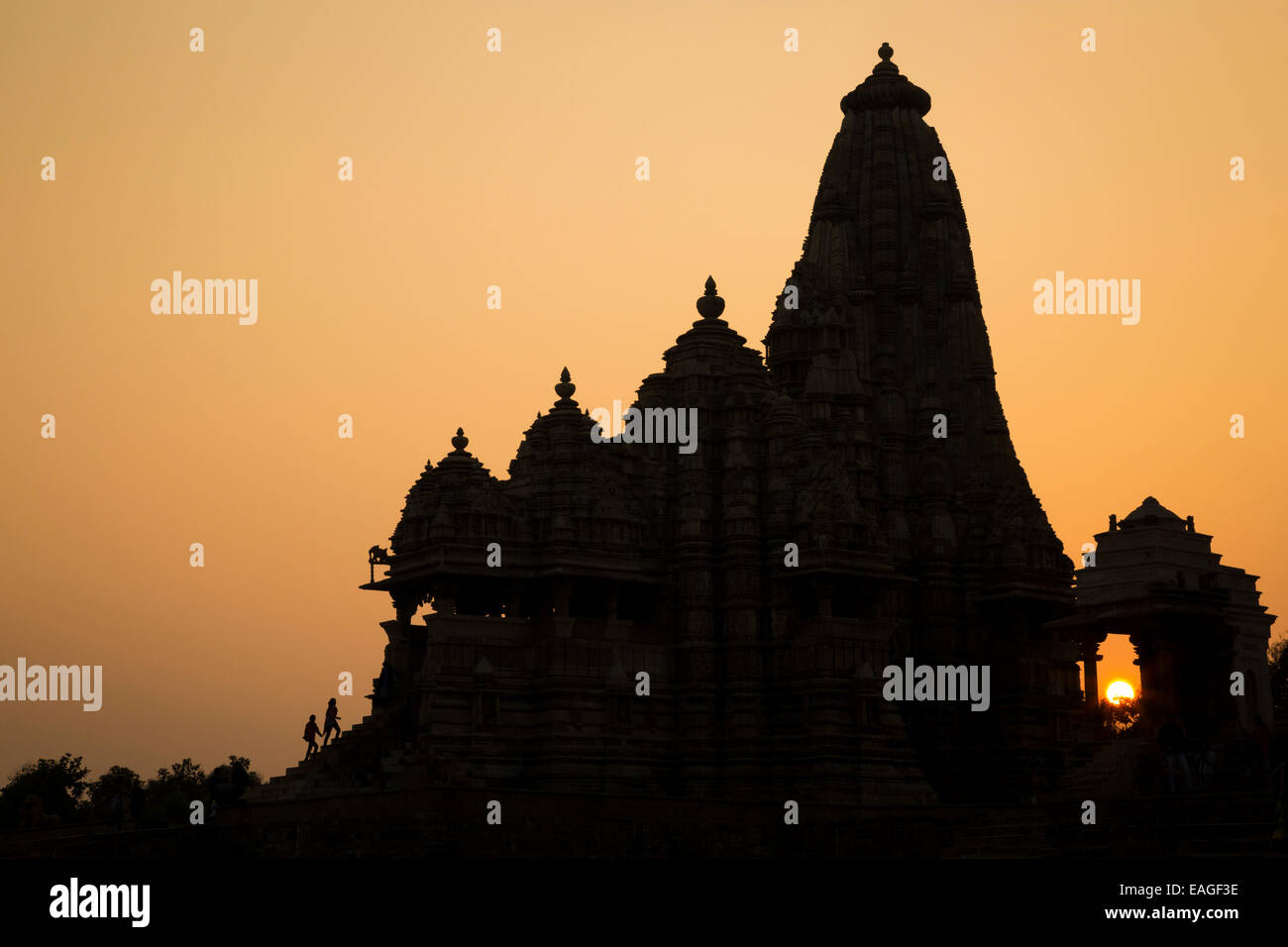 Touristen besuchen Lakshmana Tempel in Khajuraho, Indien. Stockfoto