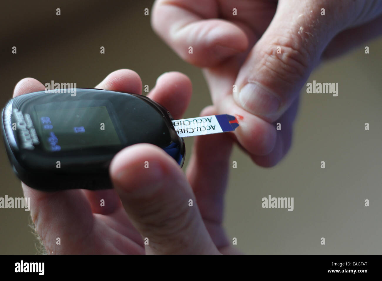 Ein Diabetiker Mann seinen Blutzuckerspiegel testen Stockfoto