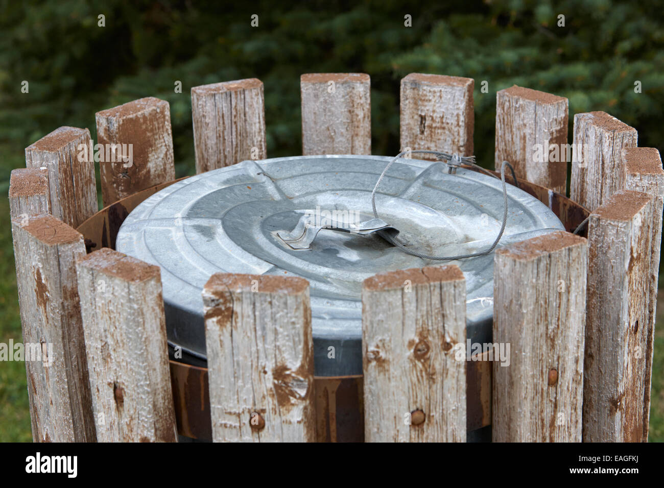 Metall, öffentliche Mülltonne mit Draht Deckel StrapSaskatchewan Kanada Stockfoto