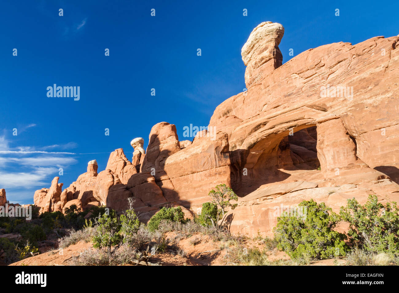 Turm Bogen und Sandstein flossen im Bereich Klondike Bluffs des Arches National Park, Utah. Stockfoto