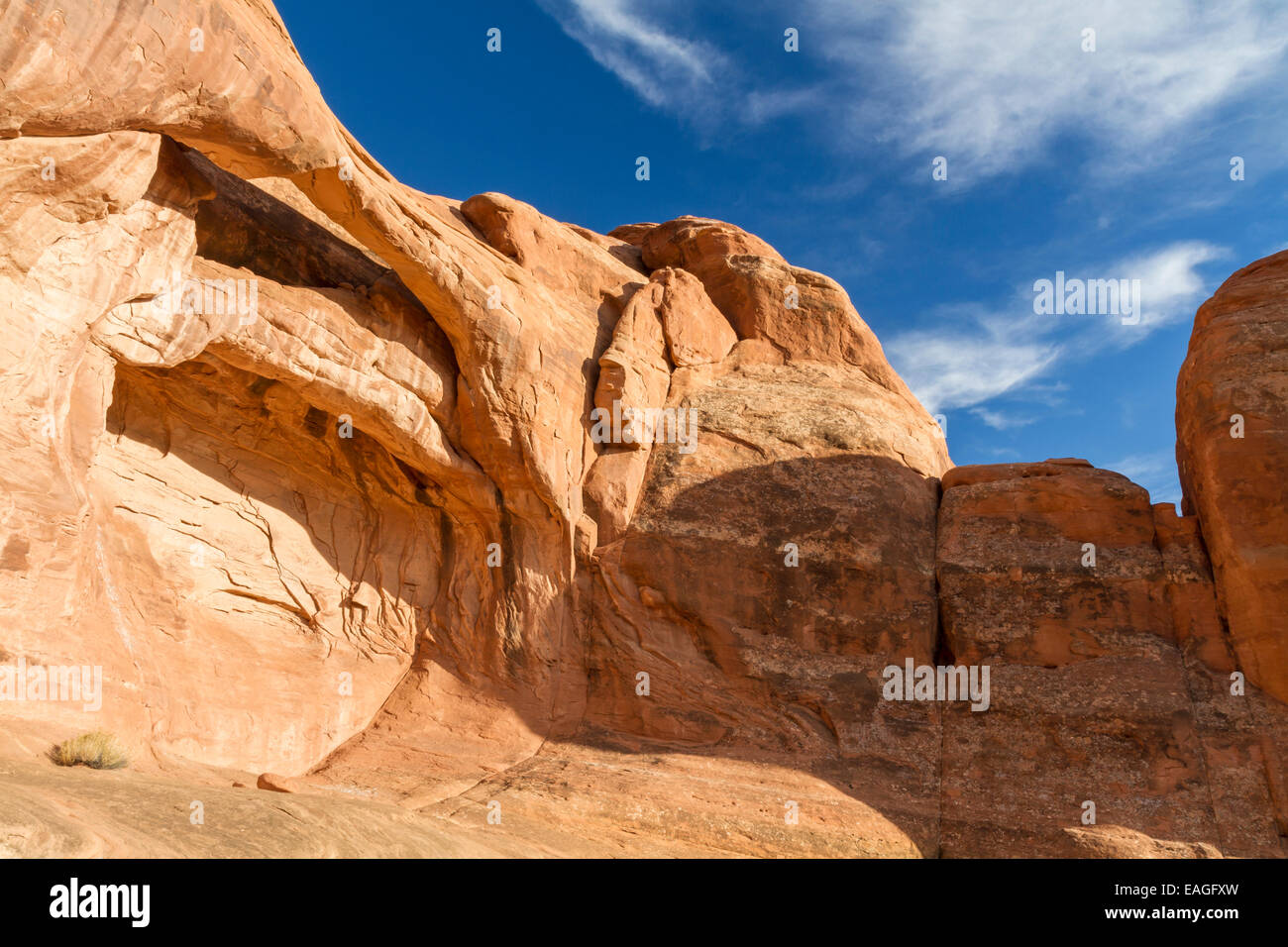 Eine geschichtete naturale in Fortschritt und blauer Himmel in der Nähe von Tower Arch im Bereich Klondike Bluffs des Arches National Park, Utah. Stockfoto