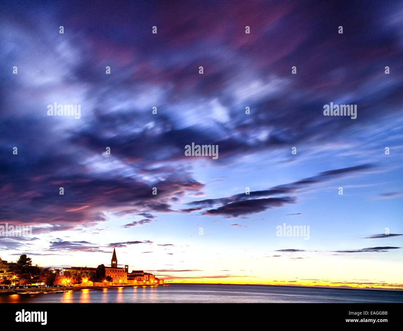 Nacht-Blick auf die Bucht von Porec in Istrien, Kroatien in Europa: Euphrasius-Basilika auf dem Hintergrund Stockfoto