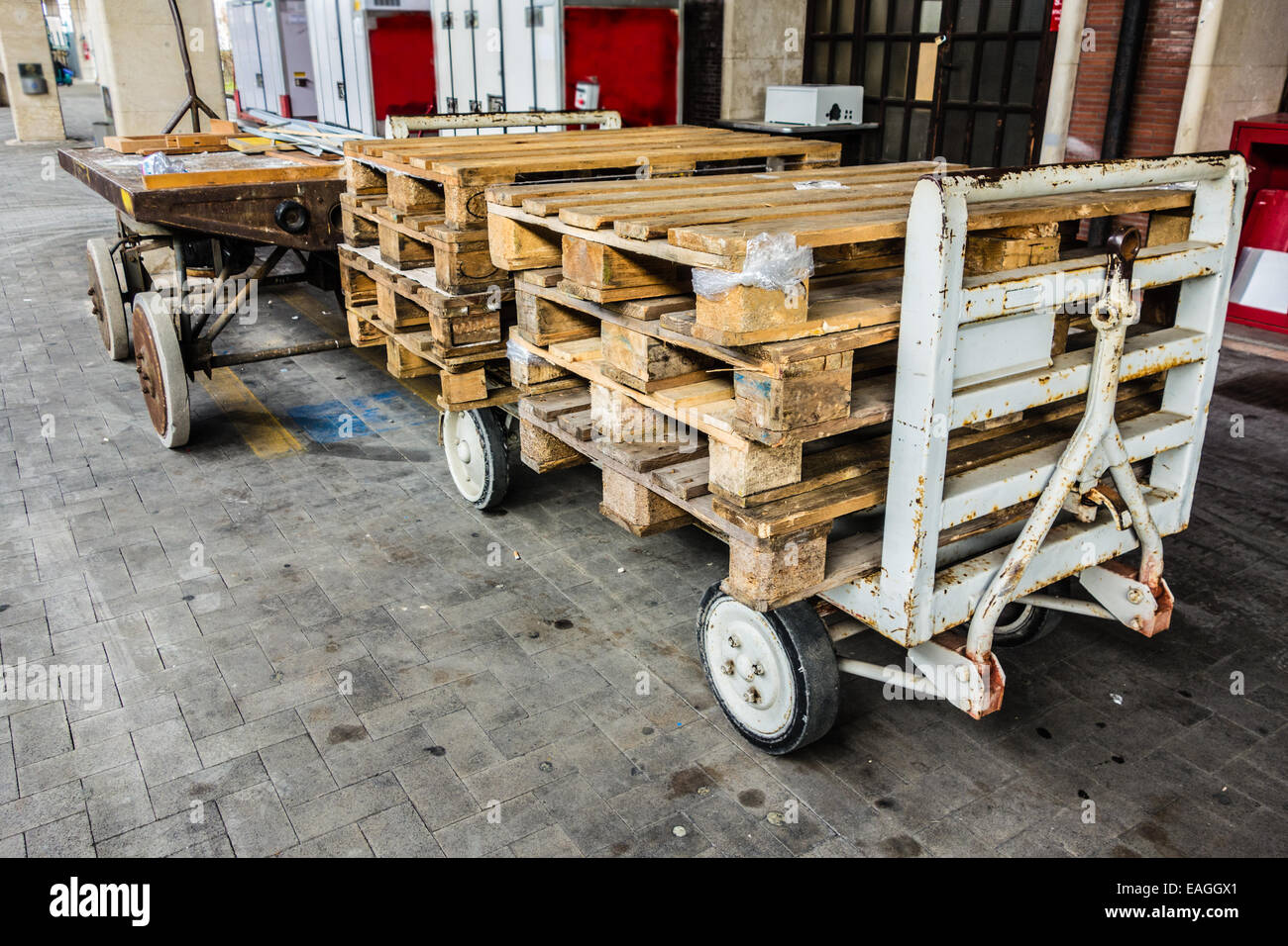 eine alte und rostige Gepäckwagen in einem italienischen Bahnhof Stockfoto