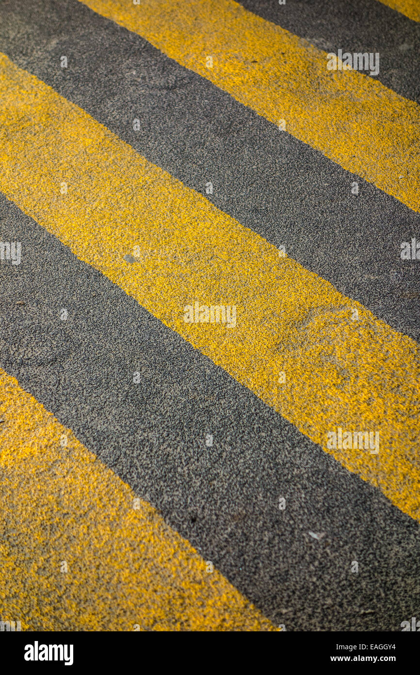 gelbe Streifen auf dem Asphalt des Parkplatzes Stockfoto