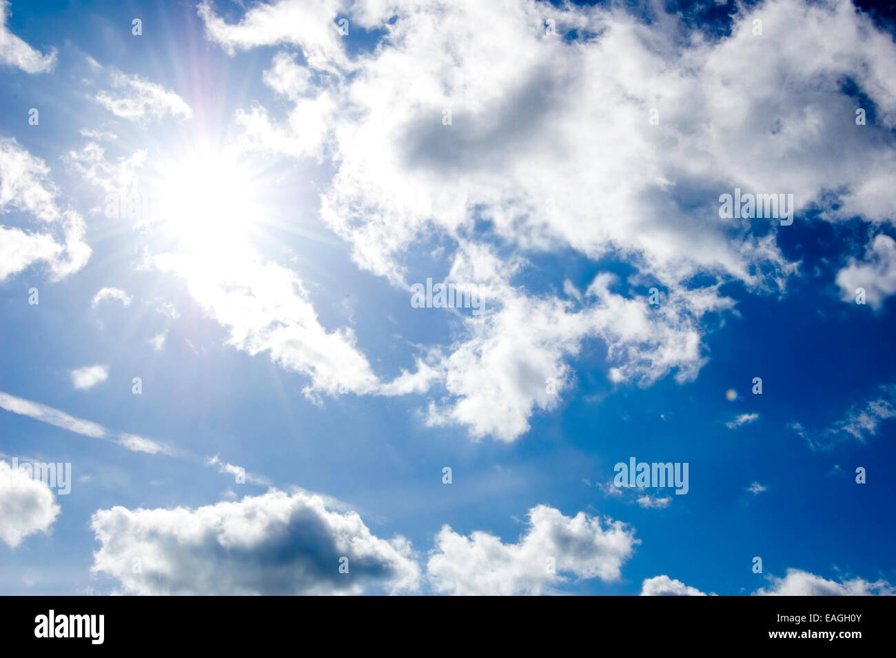 Blauer Himmel und Sonne Konzeptbild. Bild von sauberen Sommerhimmel. Stockfoto