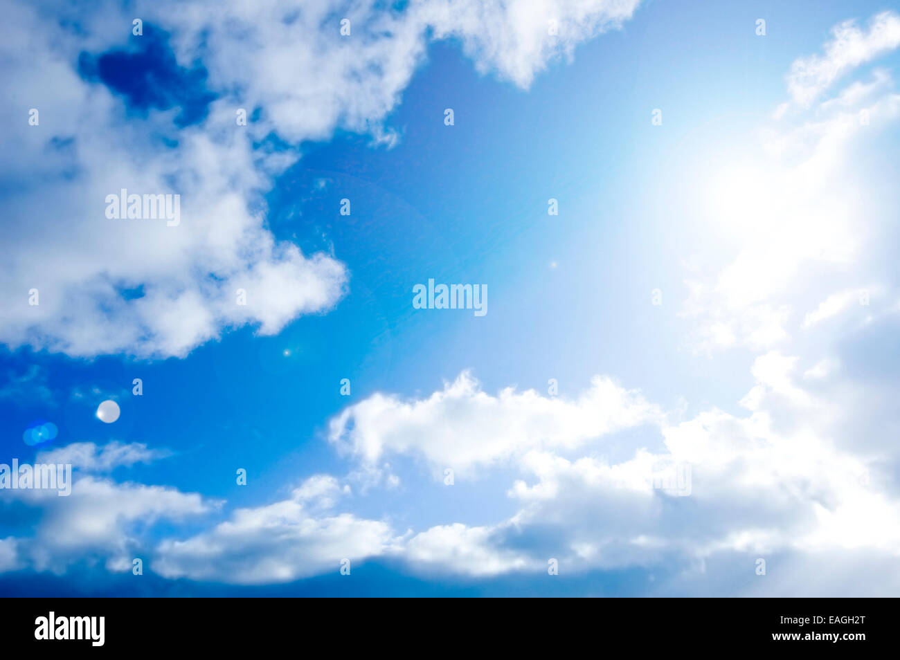 Blauer Himmel und Sonne Konzeptbild. Bild von sauberen Sommerhimmel. Stockfoto