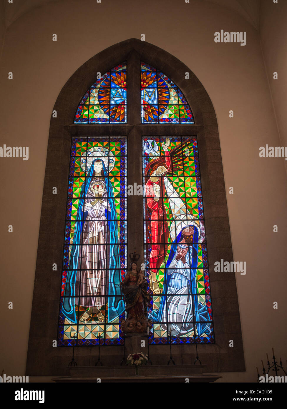 Glasfenster von Almada Negreiros, Santo Condestavel Kirche, Campo de Ourique, Lissabon Stockfoto