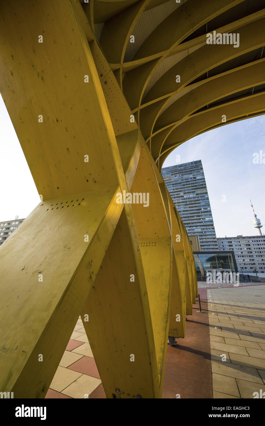 Gelbe hölzerne Bogenkonstruktion, Donau-City, DC, Wien, Österreich Stockfoto