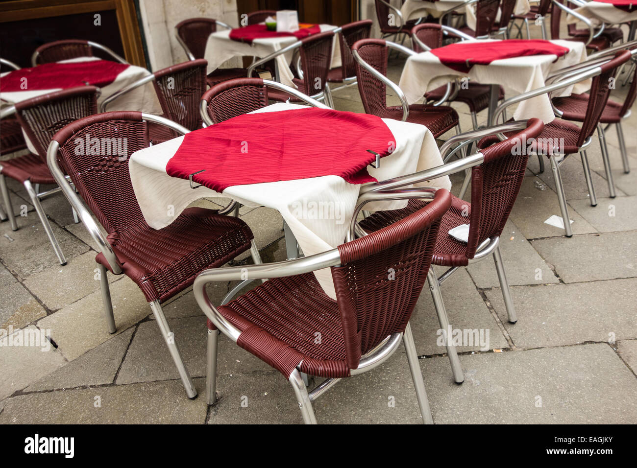 Straße serviert rote Serviette geschmiedet Tisch und Stühlen. Stockfoto