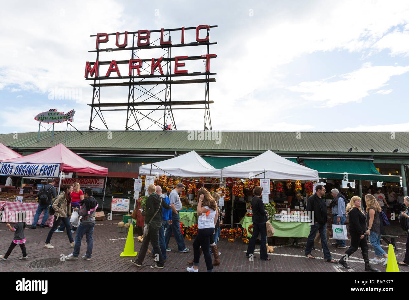 Menschen zu Fuß durch den Pike Place öffentlichen Markt in Seattle Stockfoto