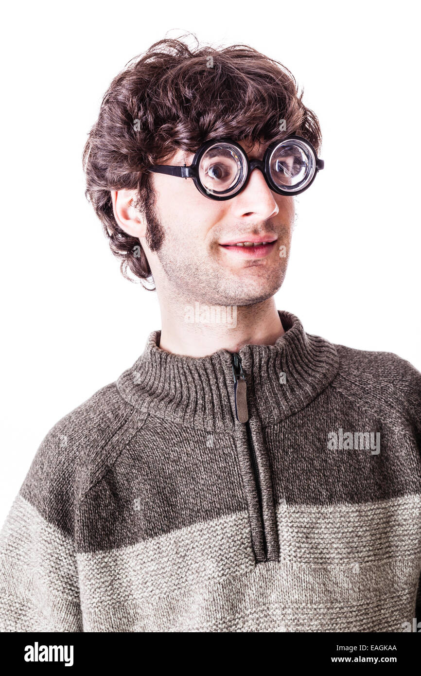 ein schöner Kerl, vielleicht ein Student in Freizeitkleidung mit dicker Brille und nerdy Look. isoliert auf weiss Stockfoto