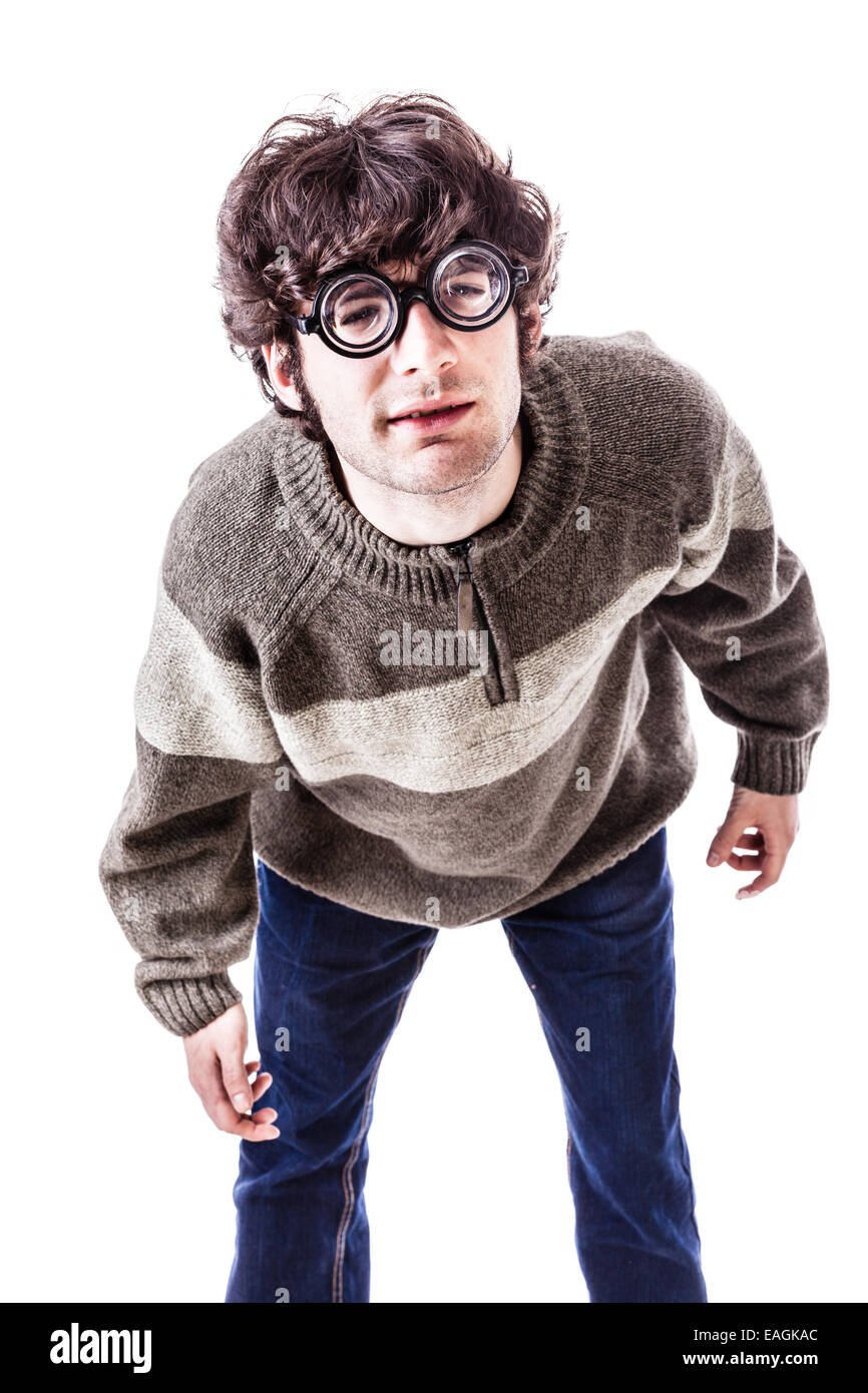 ein schöner Kerl, vielleicht ein Student in Freizeitkleidung mit dicker Brille und nerdy Look. isoliert auf weiss Stockfoto