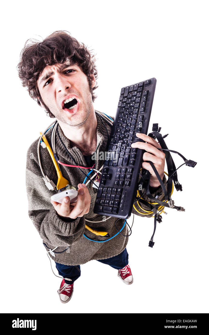 ein lässig Kerl mit Kabelsalat und eine Tastatur ringt Computer Hilfe bekommen. isoliert auf weiss Stockfoto