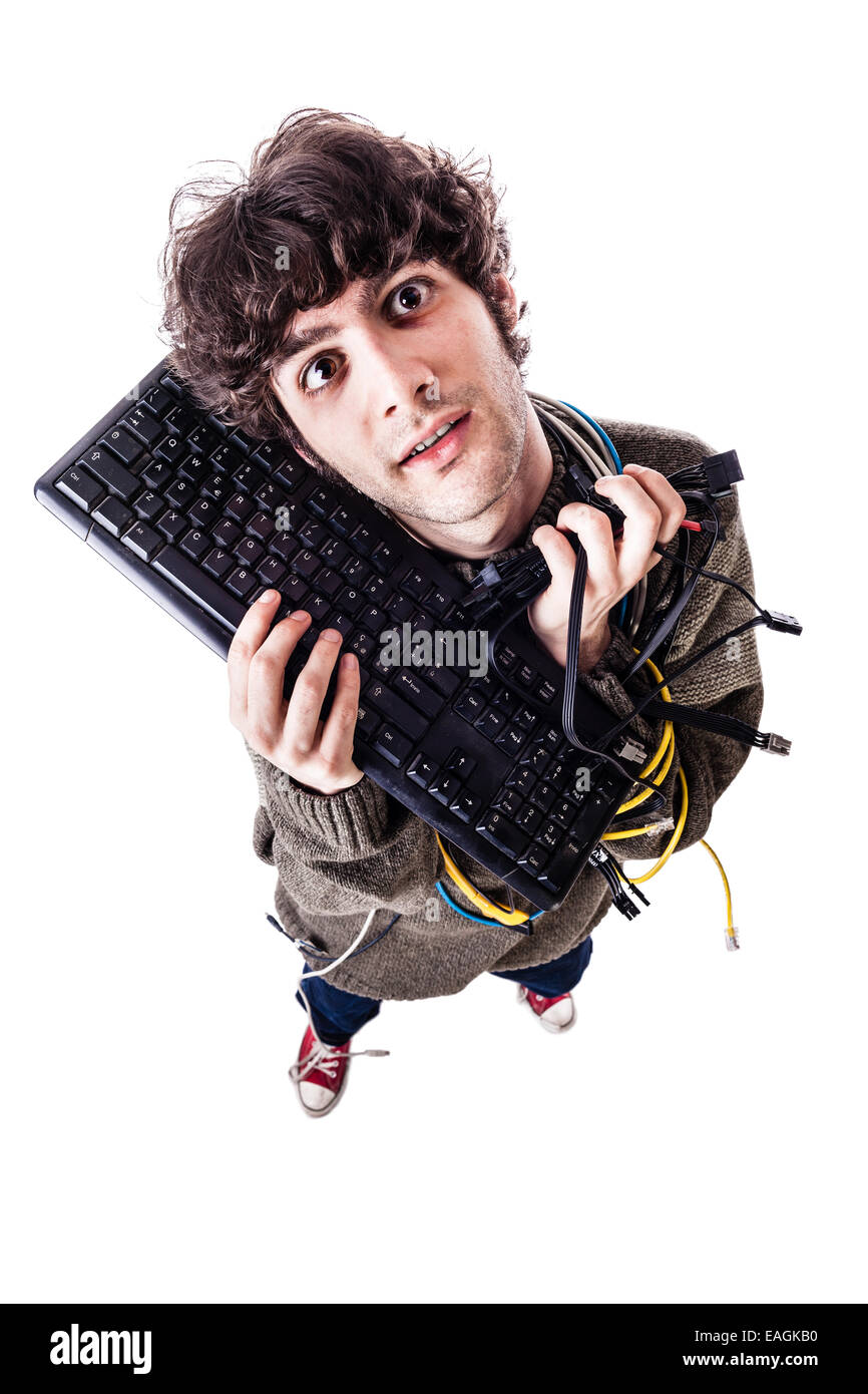 ein lässig Kerl mit Kabelsalat und eine Tastatur ringt Computer Hilfe bekommen. isoliert auf weiss Stockfoto