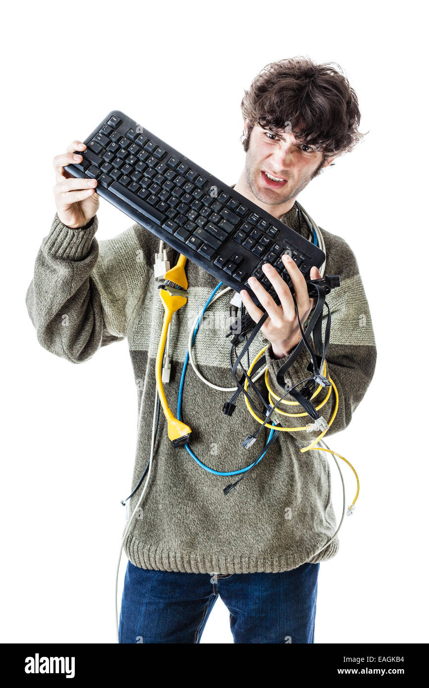 ein lässig Kerl mit Kabelsalat und eine Tastatur ringt Computer Hilfe bekommen. isoliert auf weiss Stockfoto
