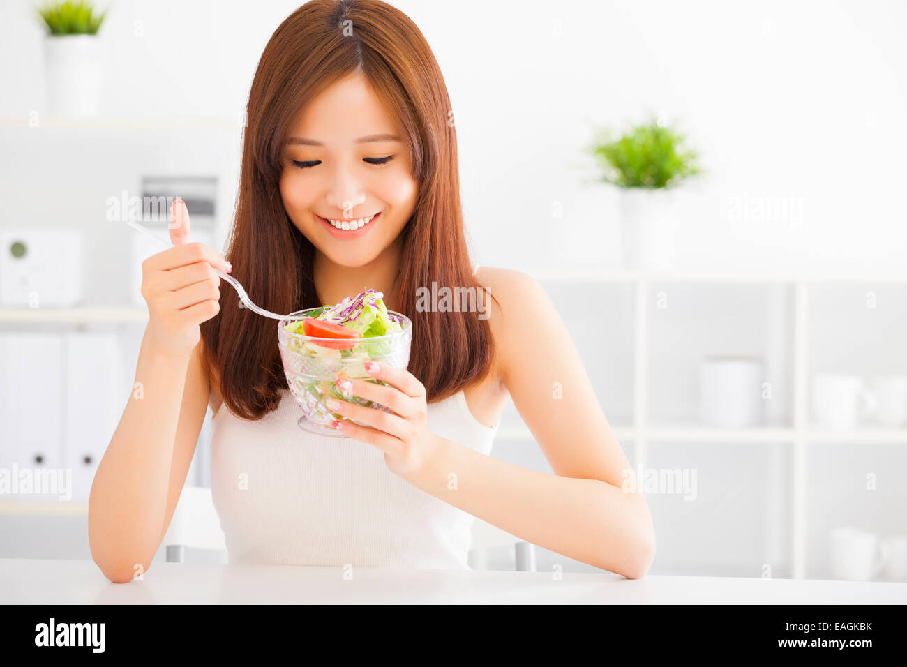 schöne junge Asiatin, die gesunde Ernährung Stockfoto