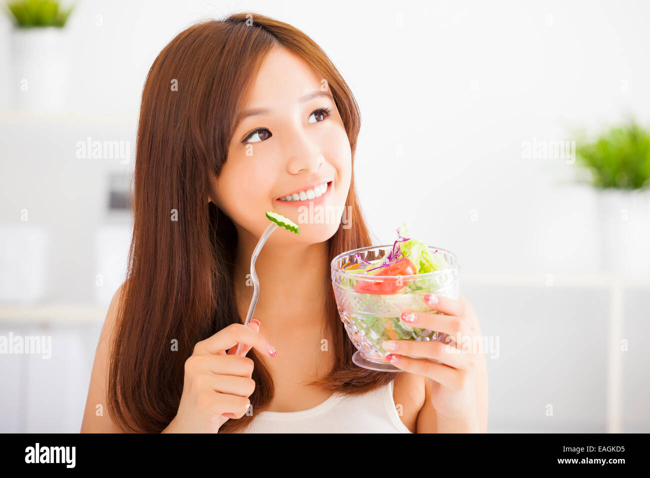 schöne Mädchen essen gesundes Essen Salat Stockfoto