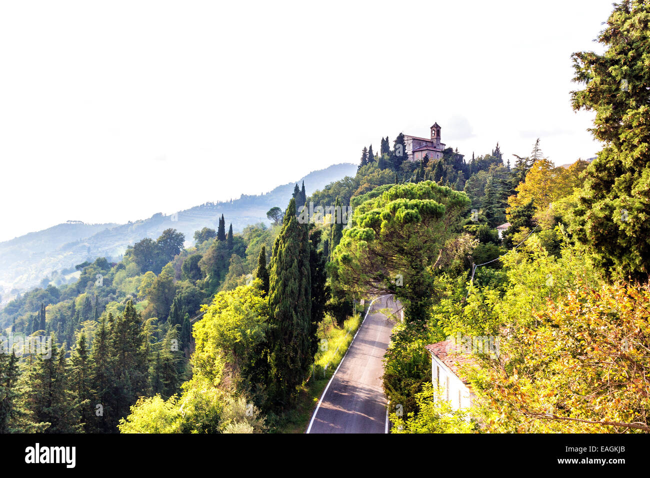 Heiligtum der seligen Jungfrau Monticino umgeben von Zypressen, in Brisighella in Italien. Blick von der mittelalterlichen Festung der Venezianer Stockfoto