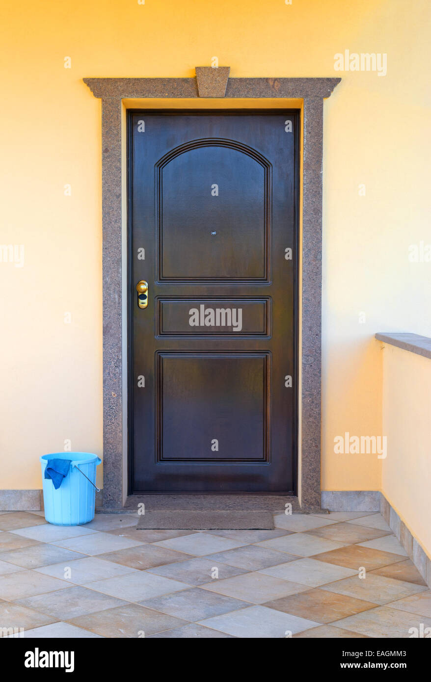 Haustüre und Reinigung Eimer in der Veranda Stockfoto