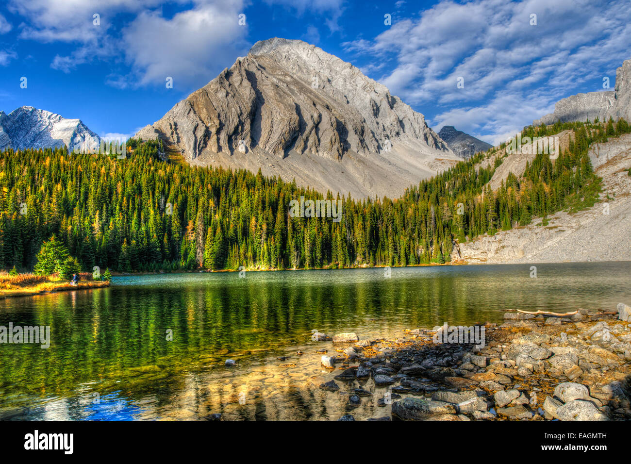 Malerische Landschaften von einem Hochgebirgssee, Chester Seengebiet von Kananaskis Country Alberta Kanada an einem sonnigen Herbst-Nachmittag. Stockfoto