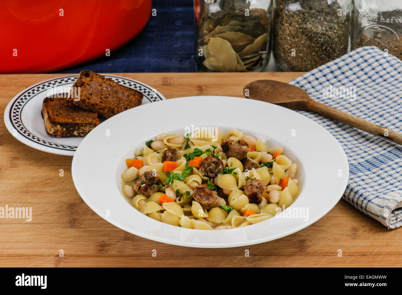 Herzhaftes Abendessen italienische Wurst, weiße Bohnen und Schale Nudeln Suppe mit hausgemachten Roggen toast Stockfoto
