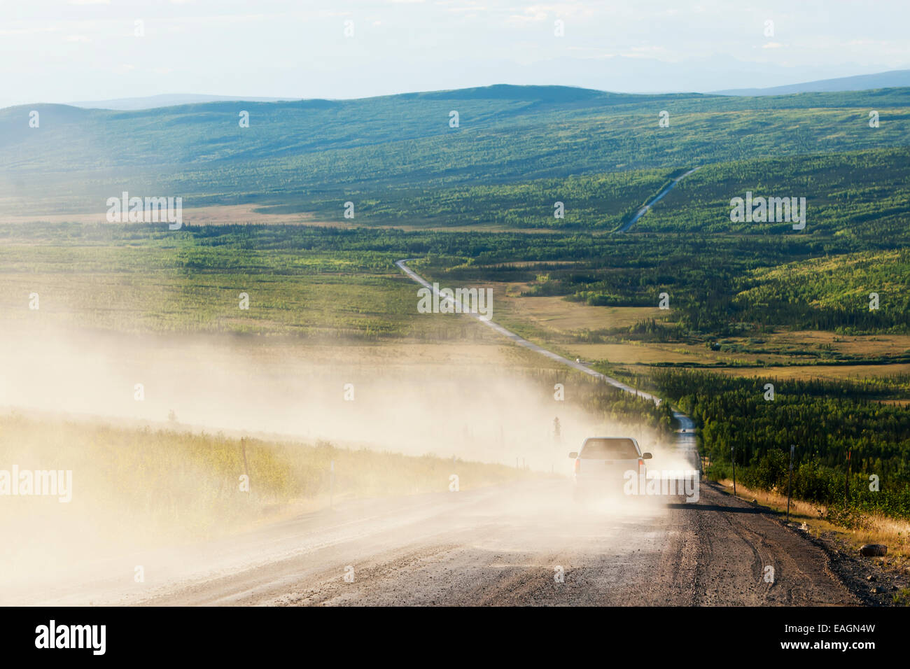 LKW-fahren am Dalton Highway, North Slope Haul Road, arktischen Alaska, Sommer. Stockfoto