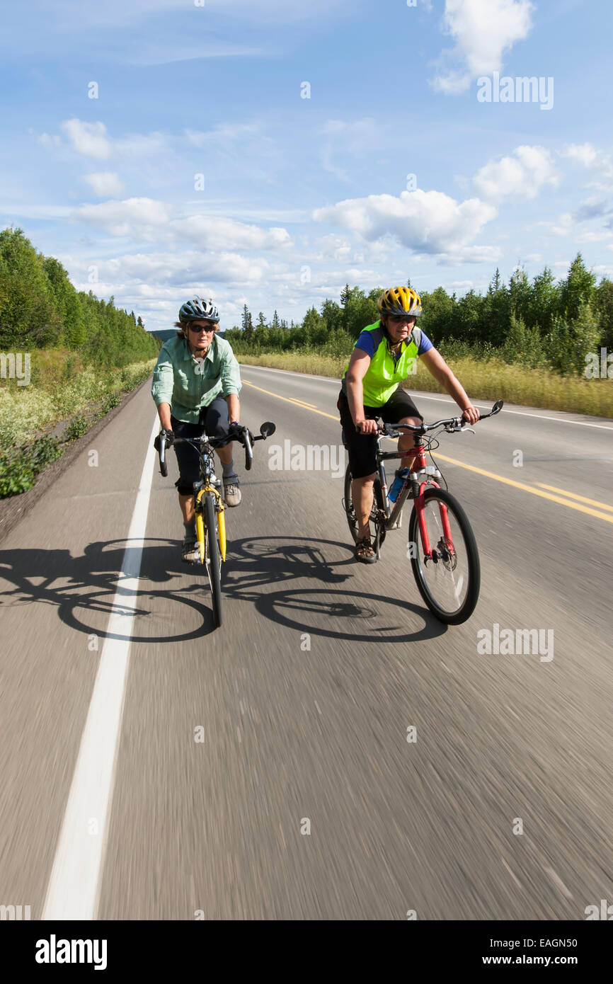 Radfahren am Dalton Highway, North Slope Haul Road, arktischen Alaska, Sommer Stockfoto