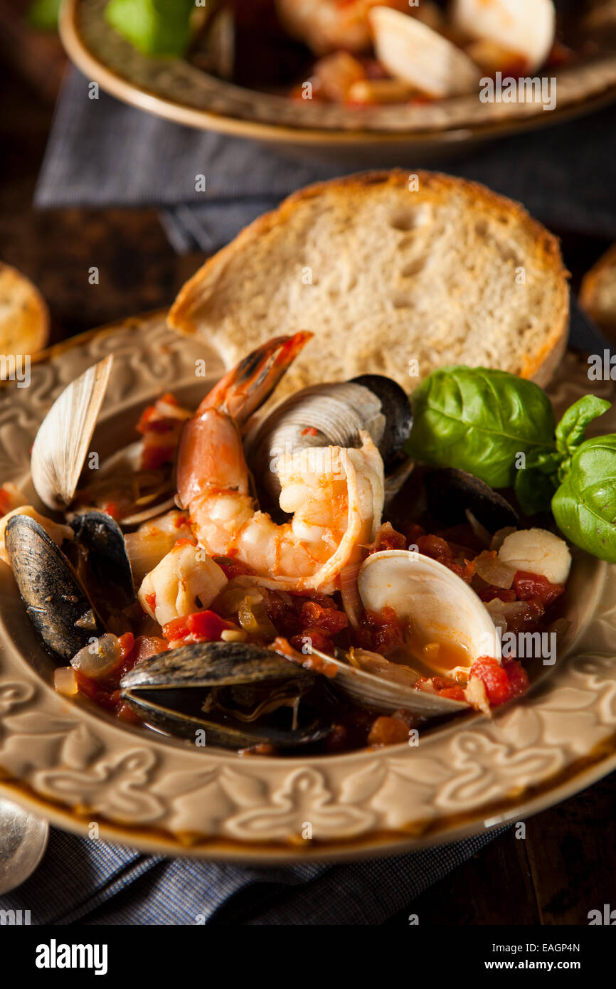 Hausgemachte italienische Meeresfrüchte Cioppino mit Muscheln, Muscheln und Krabben Stockfoto