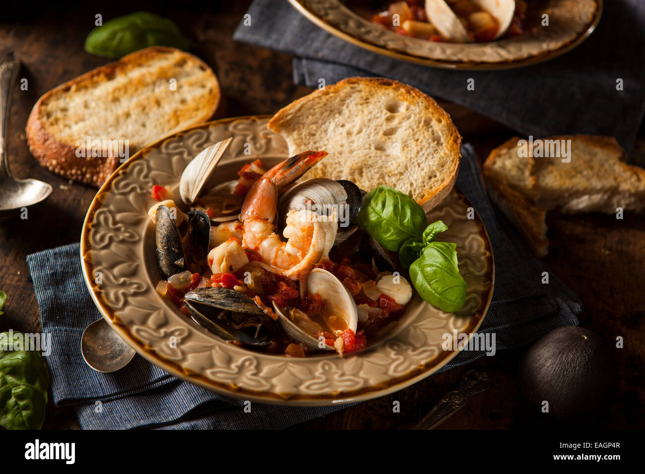 Hausgemachte italienische Meeresfrüchte Cioppino mit Muscheln, Muscheln und Krabben Stockfoto